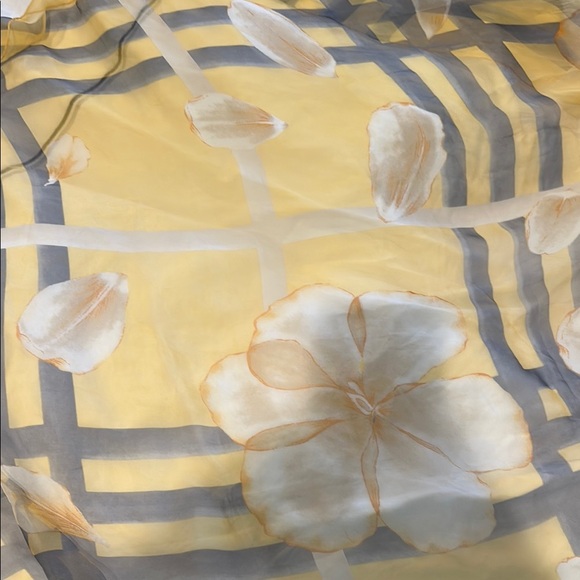 Rare Burberry Silk Yellow and Gray floral Scarf - oversized - Picture 5 of 8
